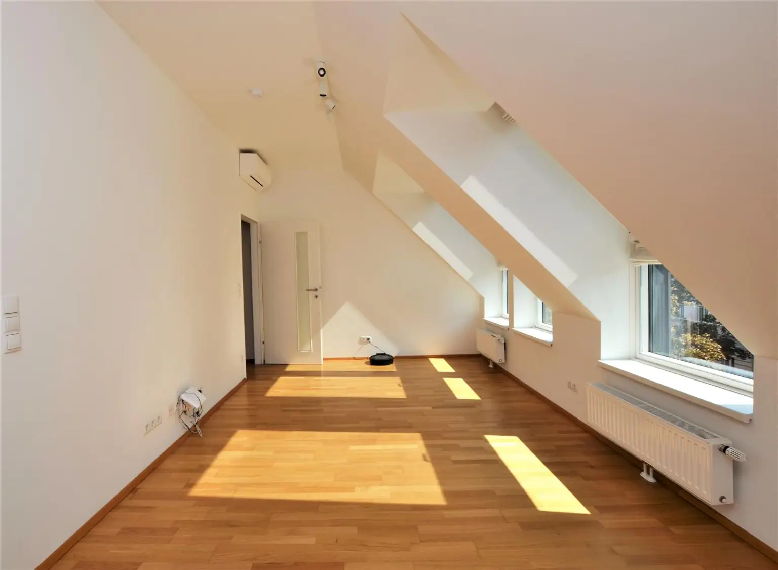 Helle Dachgeschosswohnung mit Charme und viel Freifläche