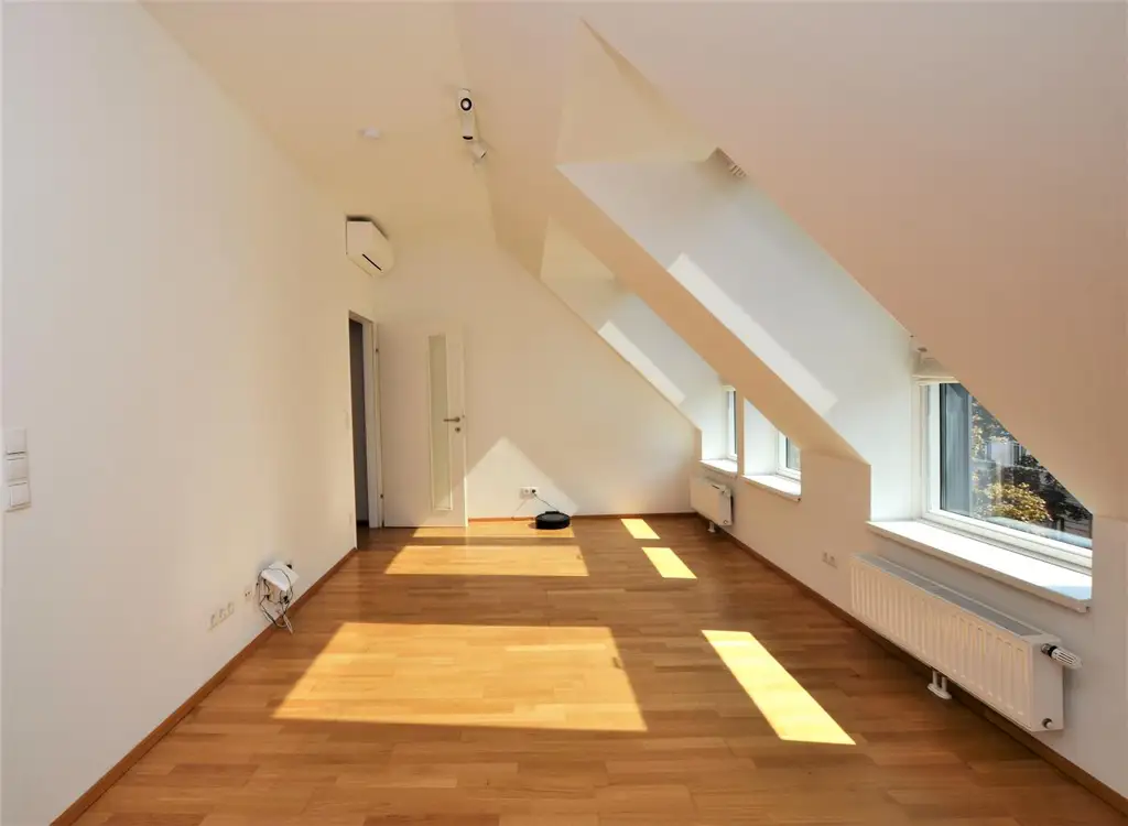 Helle Dachgeschosswohnung mit Charme und viel Freifläche