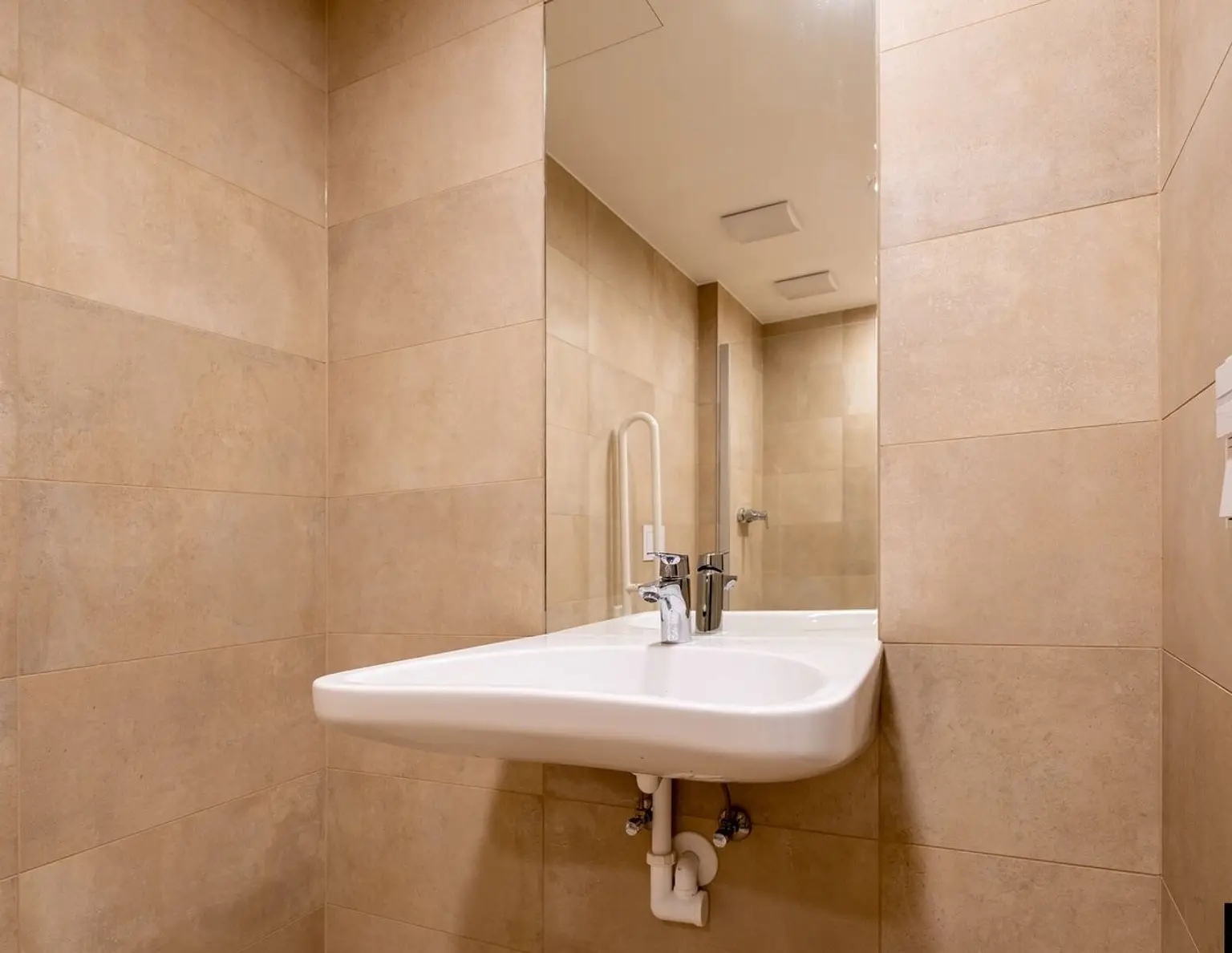 LINZ: Modernes Geschäftshaus an der Landstraße mit Büros und Geschäften