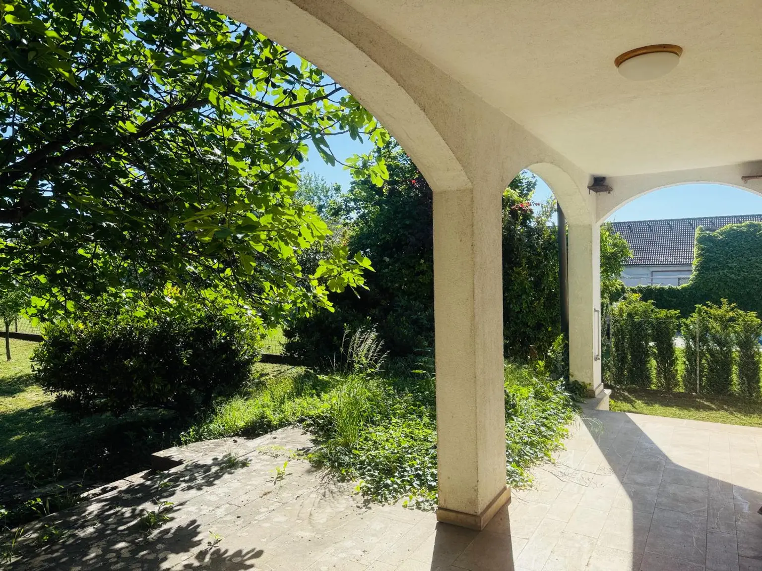 Terrasse mit Arkaden