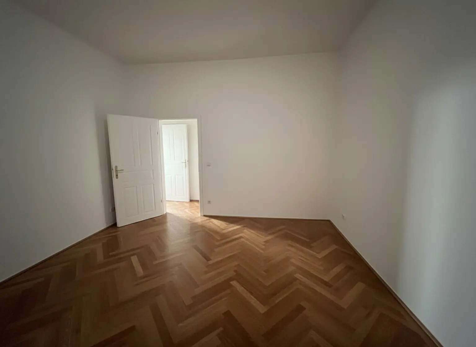 Unbefristet: Ruhige 4-Zimmer-Wohnung nahe Naschmarkt