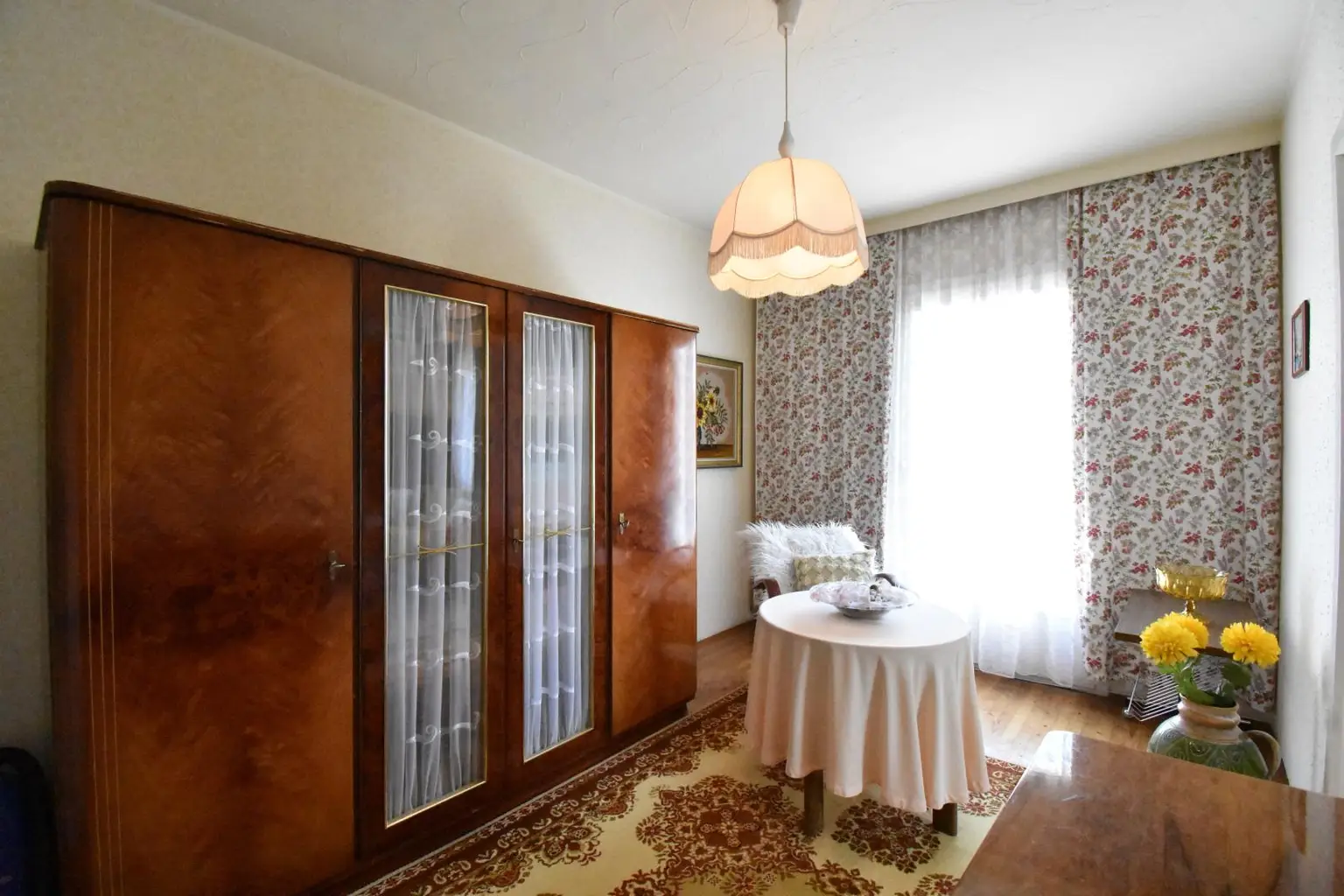 Arbeitszimmer mit Balkonzugang