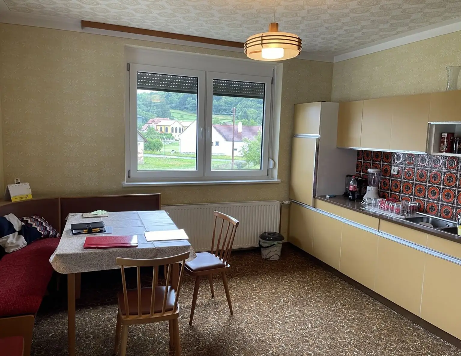 Großzügiger rundum eingezäunter Bungalow in ruhiger und sonniger Ortsrandlage