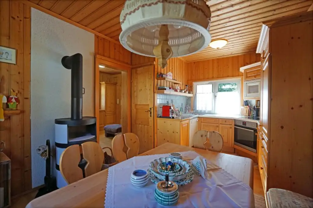 Reizvolles Holzhaus (gedämmt, verputzt) in ruhiger, naturnaher Lage - Neubaupotenzial!