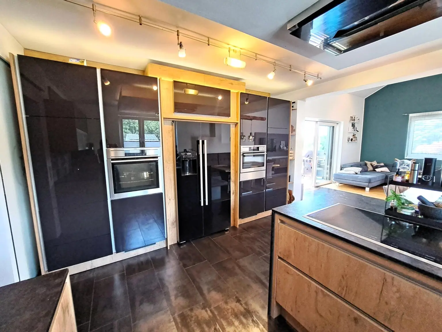 Wohnjuwel mit 2 Wohnungen (ca. 290 m² Wfl.), 2 Terrassen, Gartenareal mit Pool & Poolhaus - Neuzeug