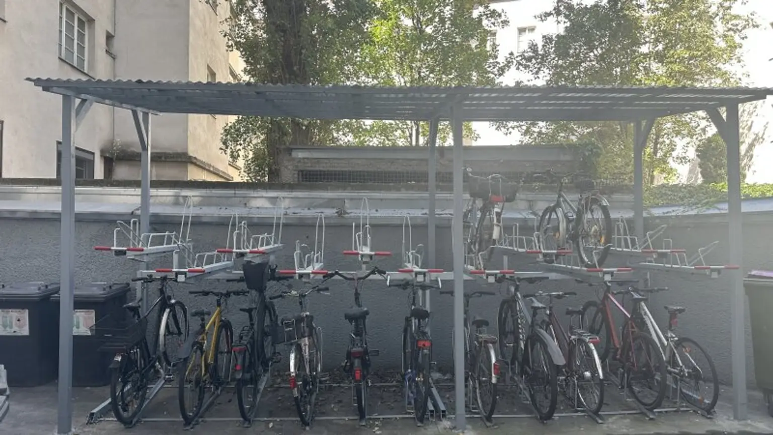 Erstbezug, ein Zimmer Wohnung, Praxis möglich