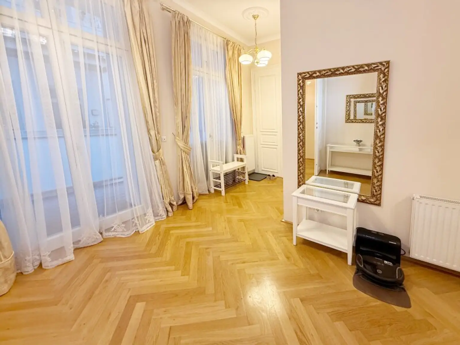 Fully furnished apartment - within walking distance to the 1st district, also available for short-term rentals.