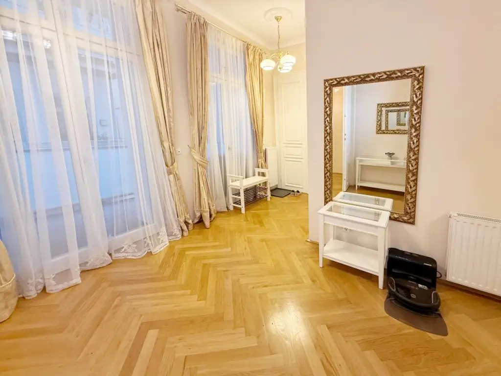 Fully furnished apartment - within walking distance to the 1st district, also available for short-term rentals.