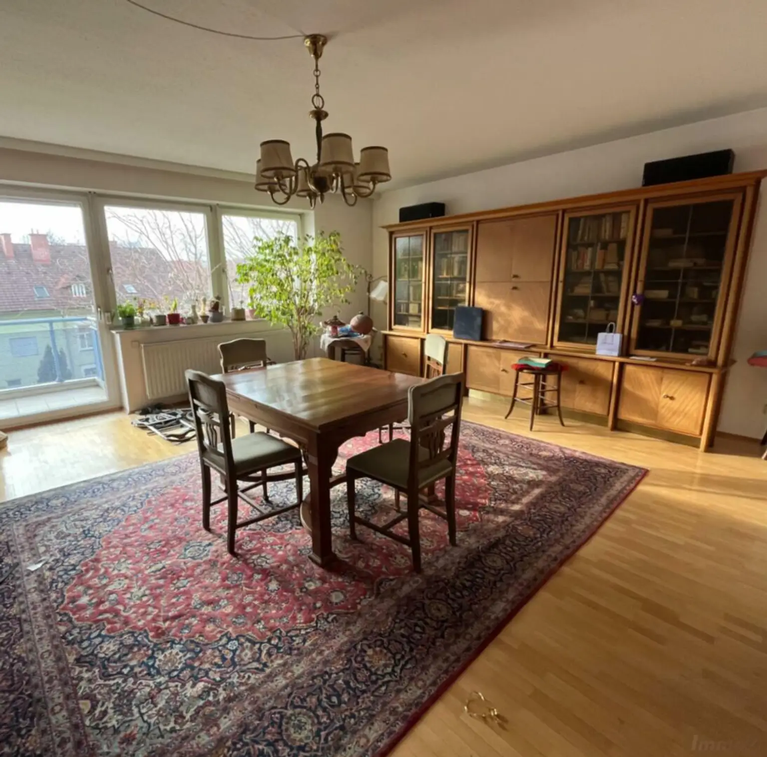 Möblierungsvariante -Wohnzimmer mit Ausgang auf den Balkon