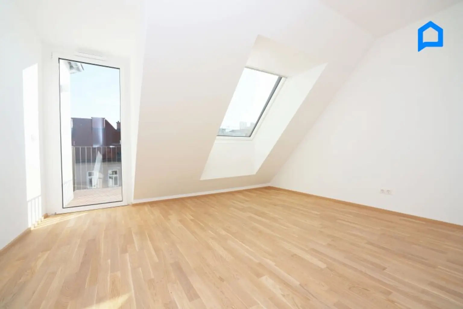 ERSTBEZUG, JETZT einziehen! Dachgeschoss NEU mit modernster Ausstattung c. 113 m² Wohnfläche, 4 Zimmer plus Nebenräume, Wärmepumpe, FBH, Deckenkühlung
