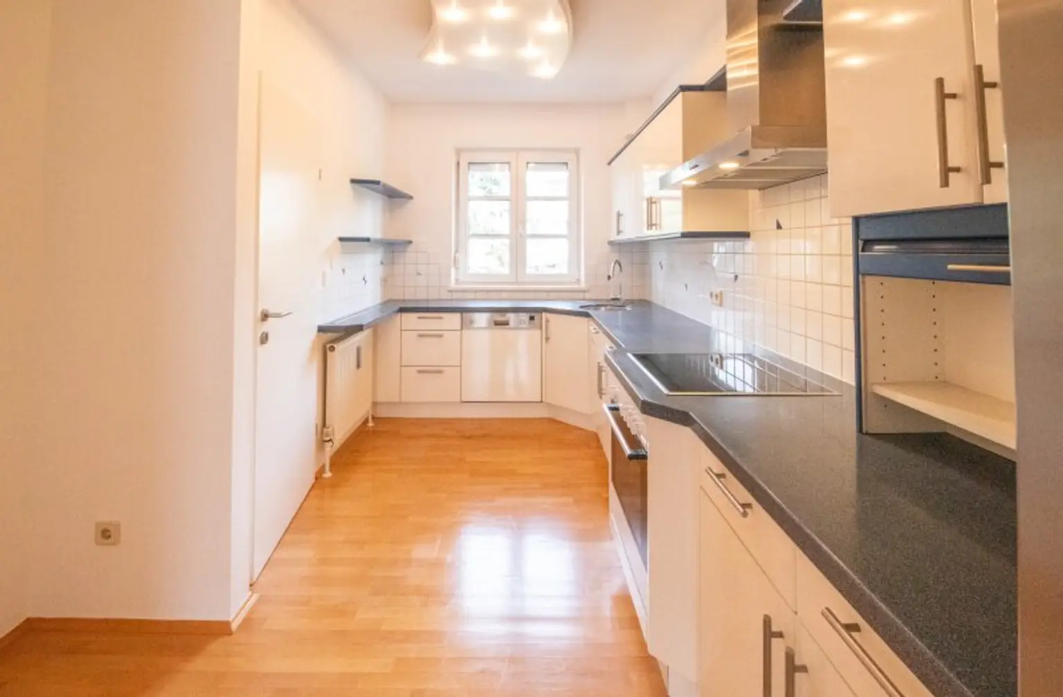 *** Wohnen in Waidmannsdorf *** Großzügige Vierzimmermaisonettewohnung mit Vorgarten & 3 Terrassen