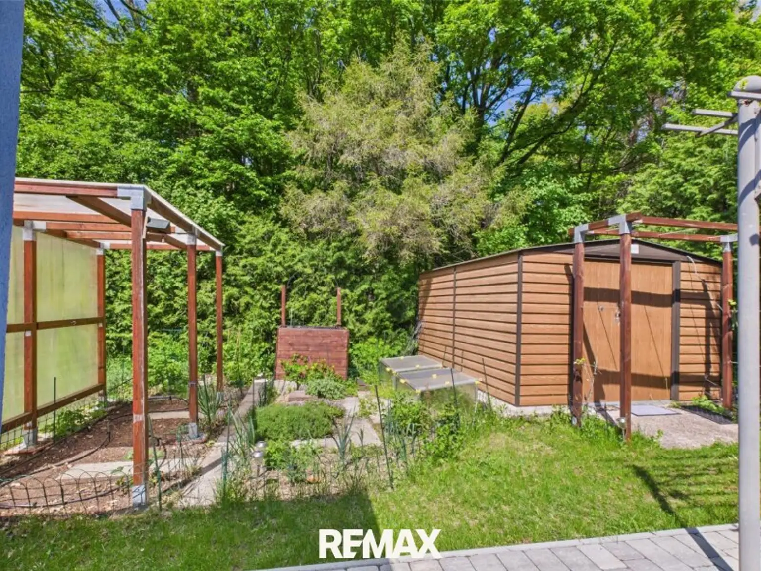 Gemüsegarten hinter dem Haus samt Gartenhaus