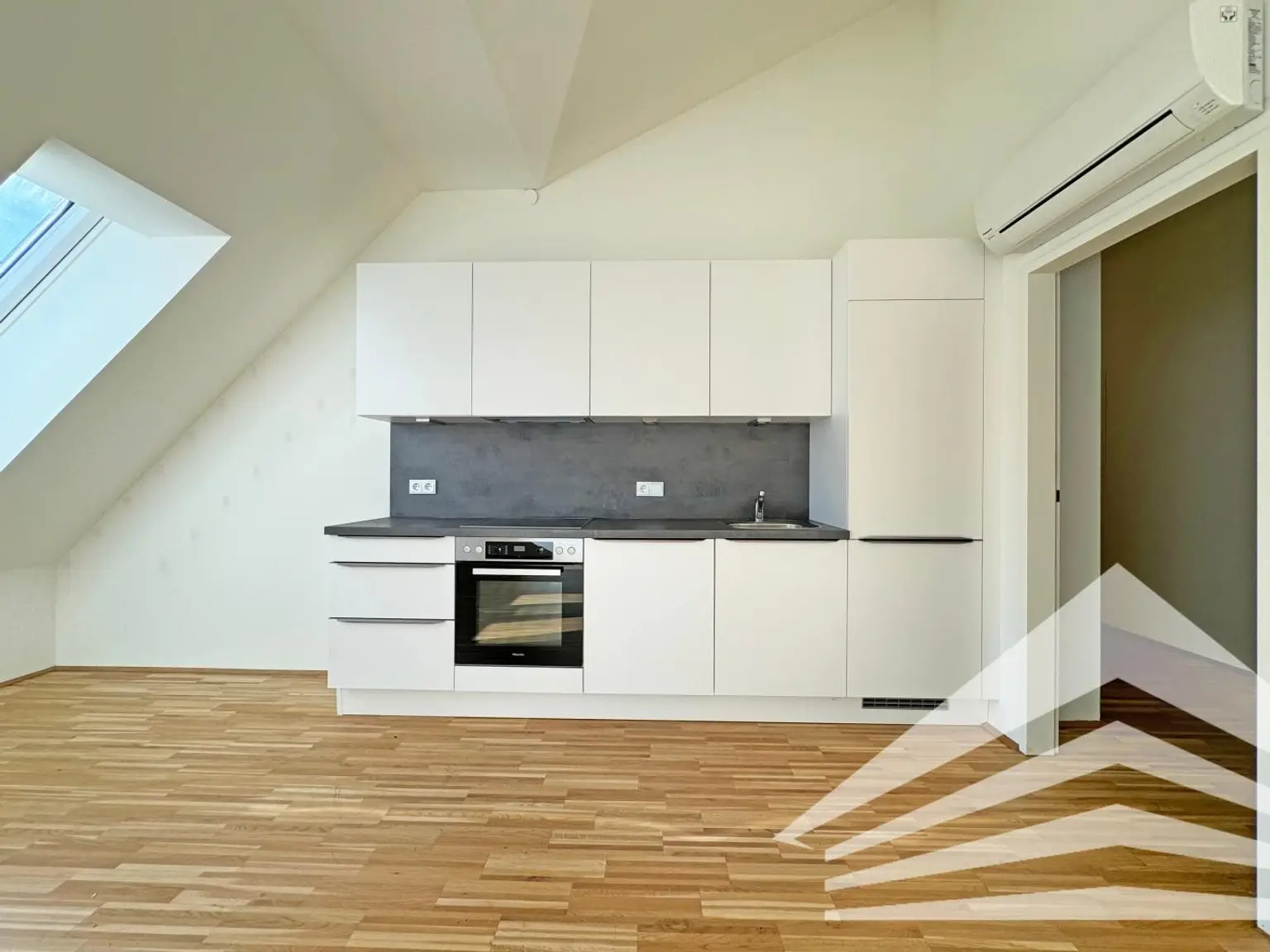 Lichtdurchflutete 3 Zi.-DG-Wohnung mit Küche und Balkon - Herz Jesu Kirche