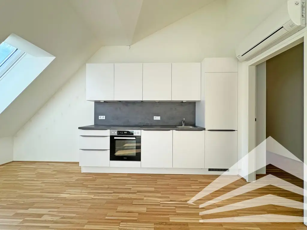 Lichtdurchflutete 3 Zi.-DG-Wohnung mit Küche und Balkon - Herz Jesu Kirche
