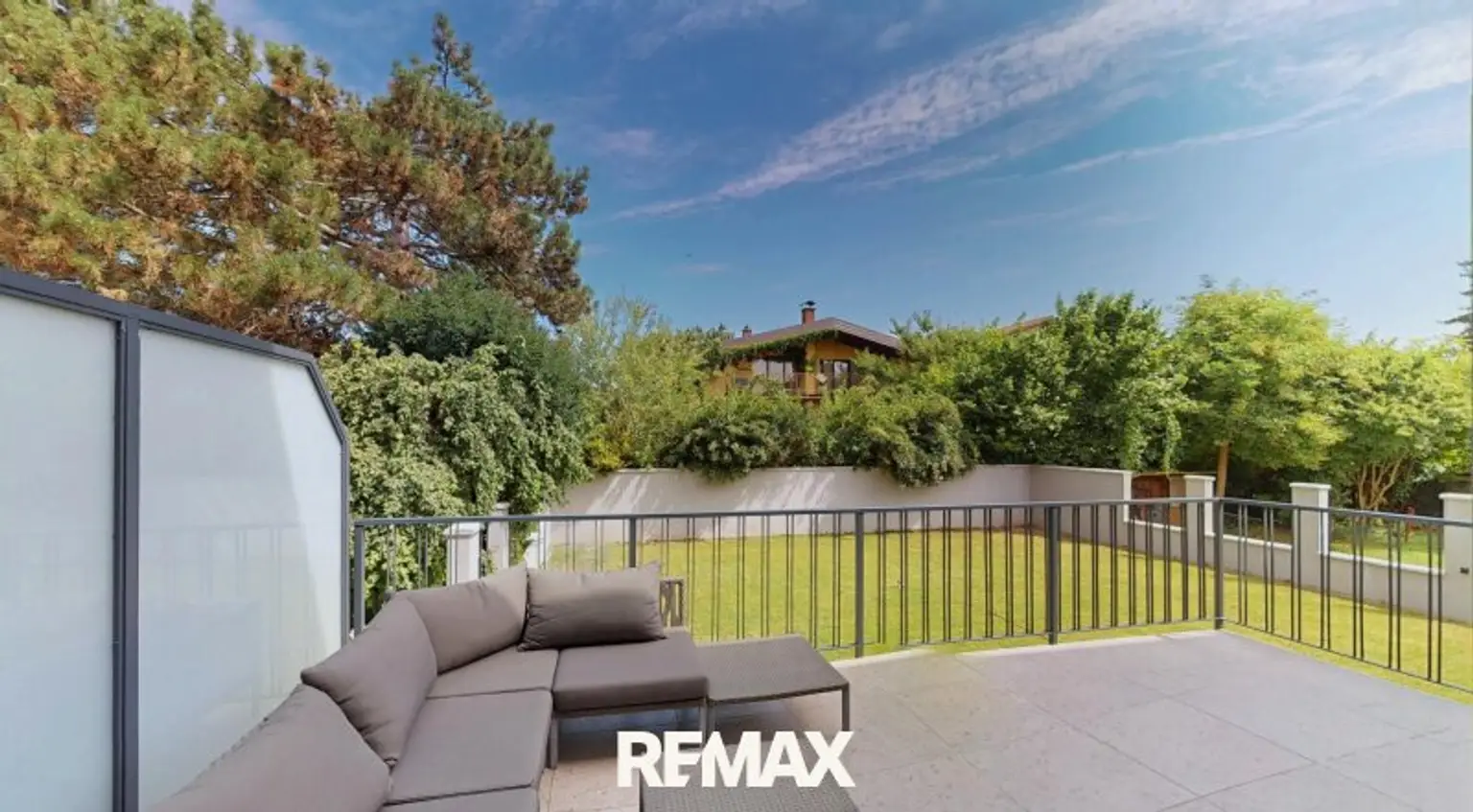 Terrasse mit Blick in den Garten