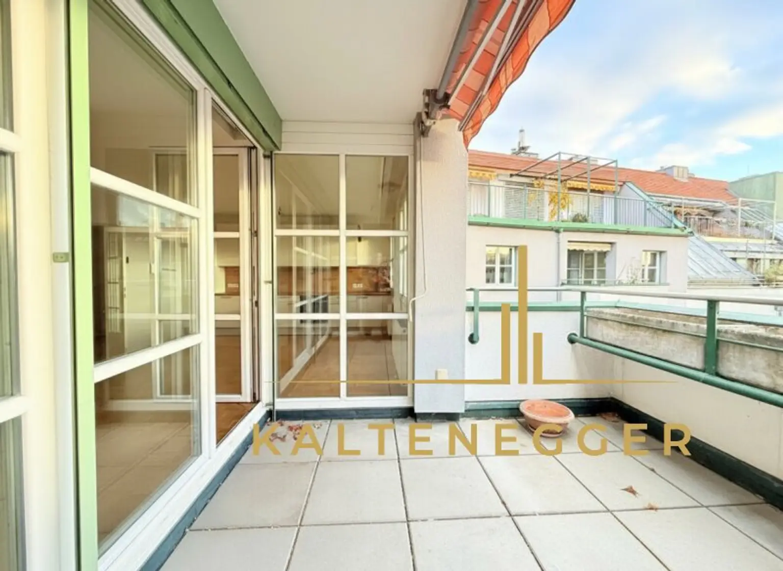 Loggia 8,99 m² mit Blick in den weitläufigen Innenhof mit Gärten