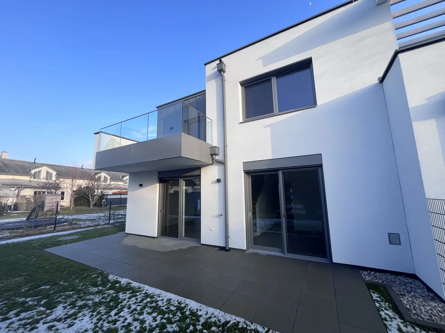 Erstbezug !! Traumhafte Doppelhaushälfte , Wohnkeller  mit Garten und 2 Stellplätzen!