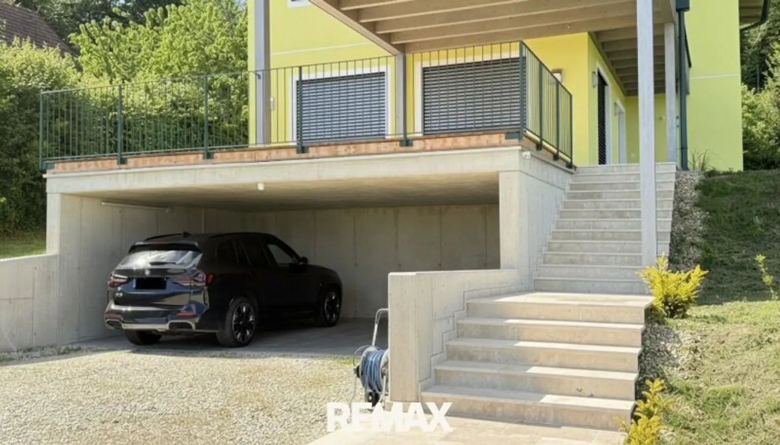 Doppelcarport Massivbau mit Vorrichtung Wallbox
