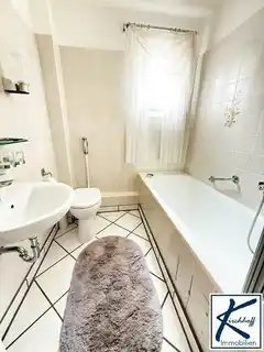Bad mit Badewanne OG