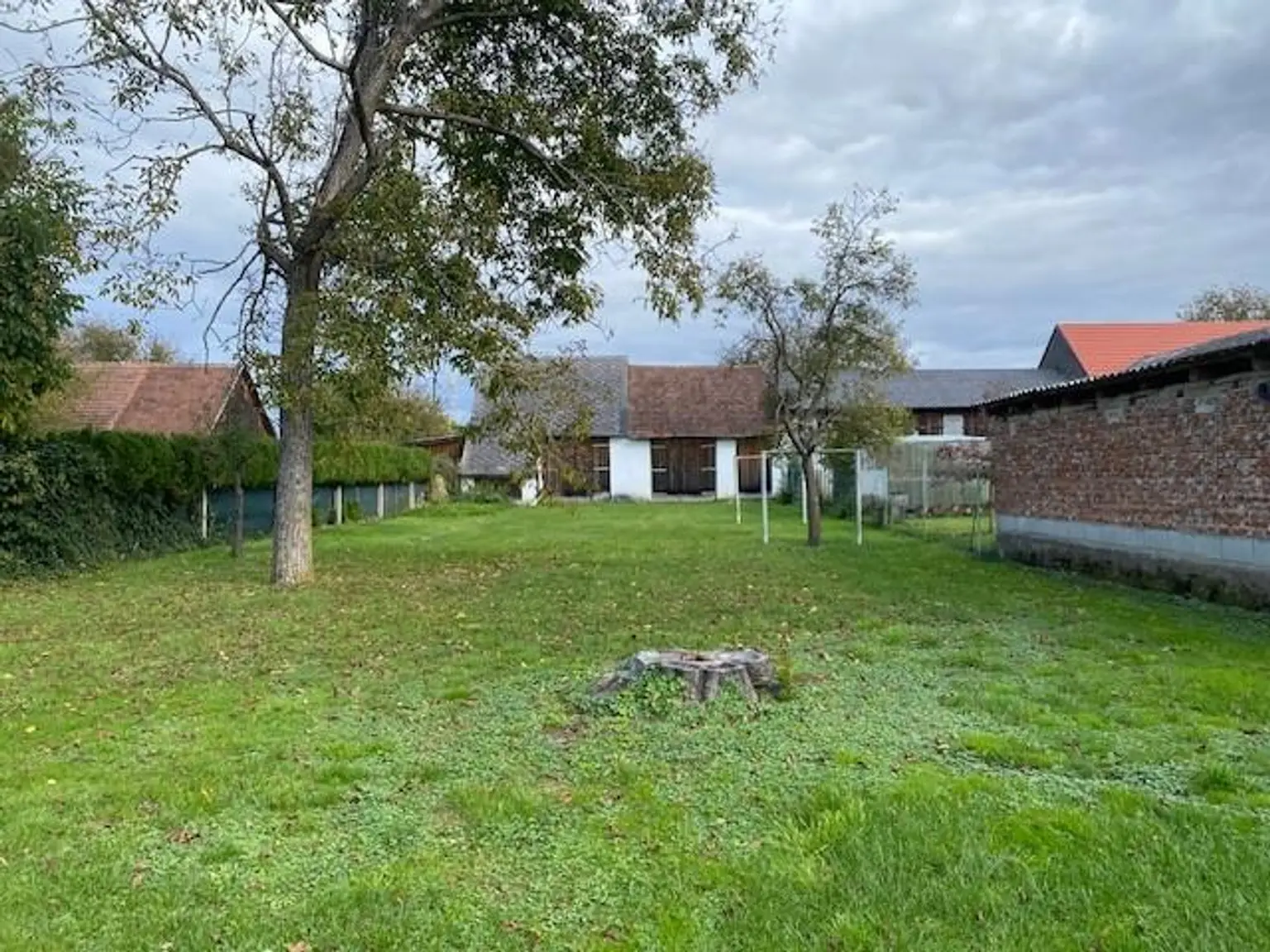 Gepflegtes Haus mit Nebengebäude, Stadl, Garten & Ackerfläche im Südburgenland!