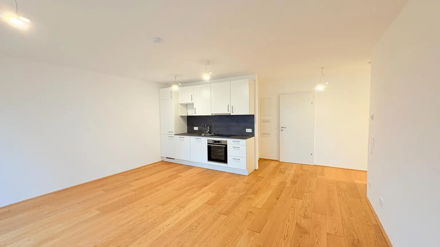Tolle Wohnung statt Hinterholz, in deckengekühlter Ruhelage ca. 53m2 (weitere 2 Zimmer mit Balkon frei), Stellplatz möglich und erwünscht!!