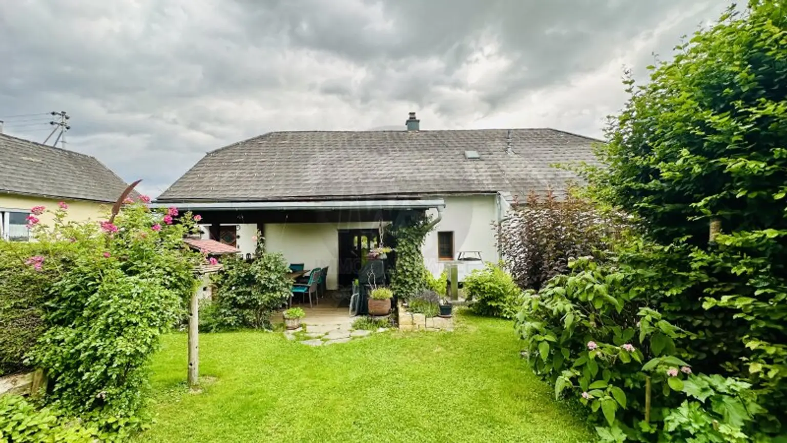 Zwei schöne Bungalows mit großem Garten