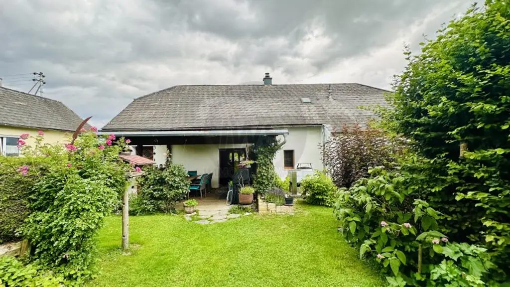 Zwei schöne Bungalows mit großem Garten