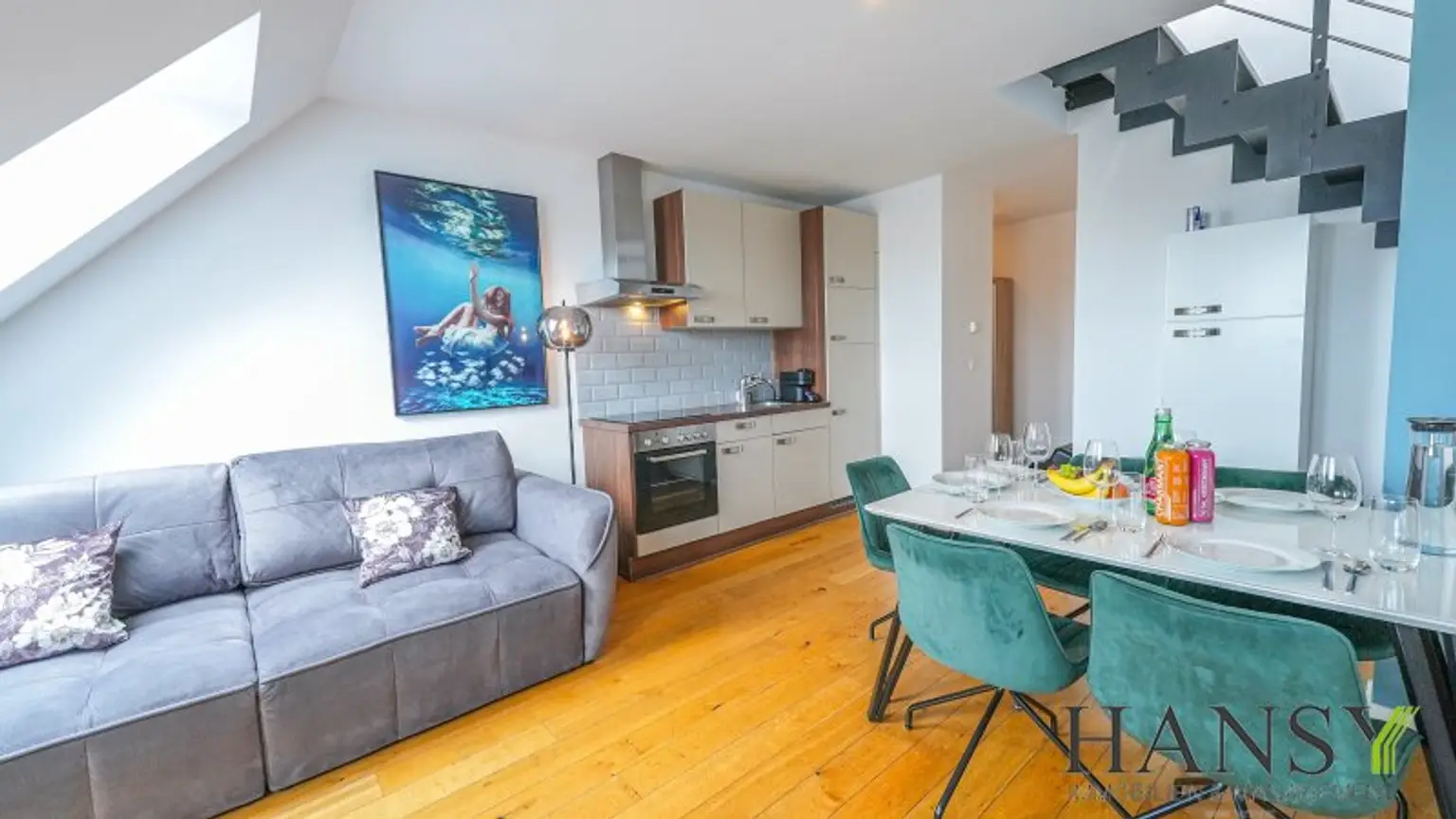 Voll möblierte Maisonette mit großer Terrasse & viel Platz – Dachgeschosswohnung in Toplage!