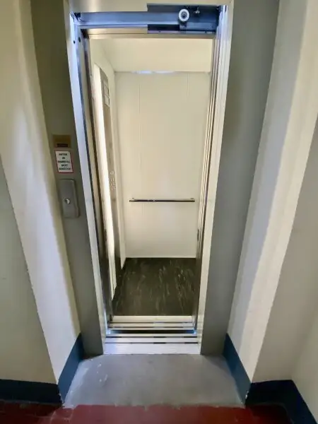 Wunderschöne 2 Zimmer Wohnung in ruhiger Seitenstraße zur Krottenbachstraße im 4. Liftstock