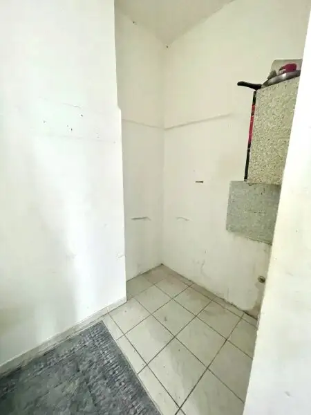 INNENSTÄDTISCHE - 3-Zimmer WOHNUNG -RENOVIERUNGSBEDÜRFTIG- mit sehr viel Potenzial - in Top Lage Wiens beim NASCHMARKT - Nähe KARLSPLATZ!