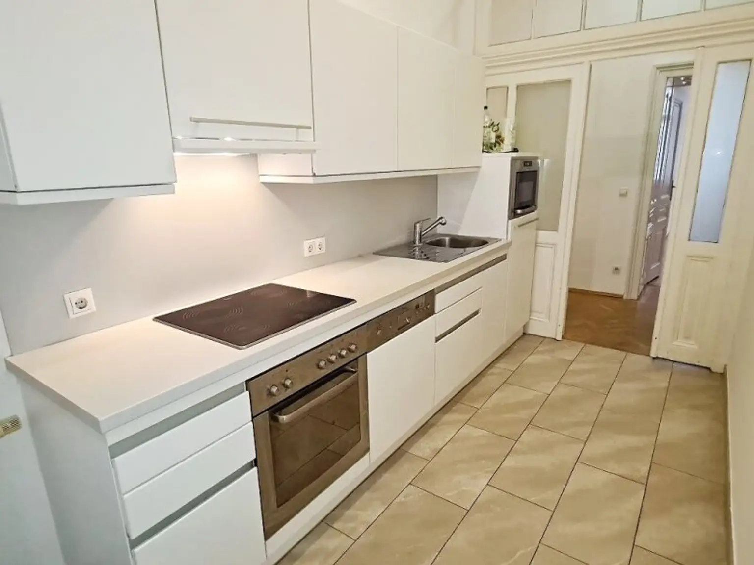AM GRABEN-NÄHE, 95 m2 Altbau mit Balkon, 2 Zimmer, Komplettküche, Wannenbad, Parketten, 4. Liftstock, Flügeltüren, Spiegelgasse