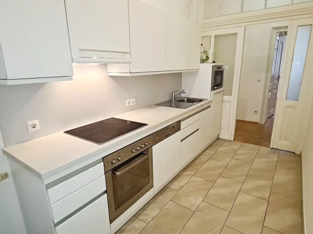 AM GRABEN-NÄHE, 95 m2 Altbau mit Balkon, 2 Zimmer, Komplettküche, Wannenbad, Parketten, 4. Liftstock, Flügeltüren, Spiegelgasse