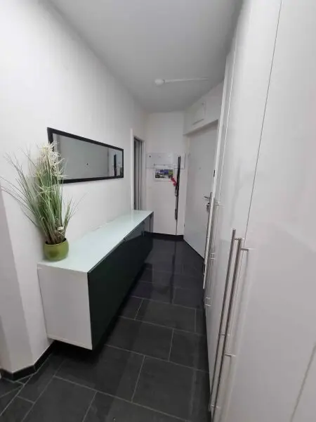 Traumhafte und neuwertige 3 Zi Gartenwohnung mit 220m² Eigengarten und Massiv-Pool in Waidmannsdorf mit Tiefgarage