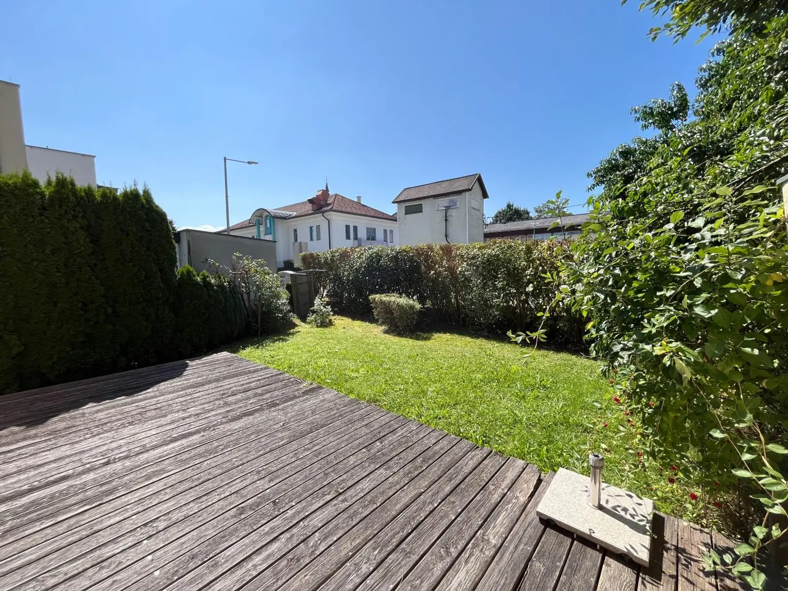 DEM ATTERSEE SO NAH! Leistbares Passiv-Eckreihenhaus mit sonnigem Eigengarten und Einzelgarage im Zentrum von Seewalchen am Attersee