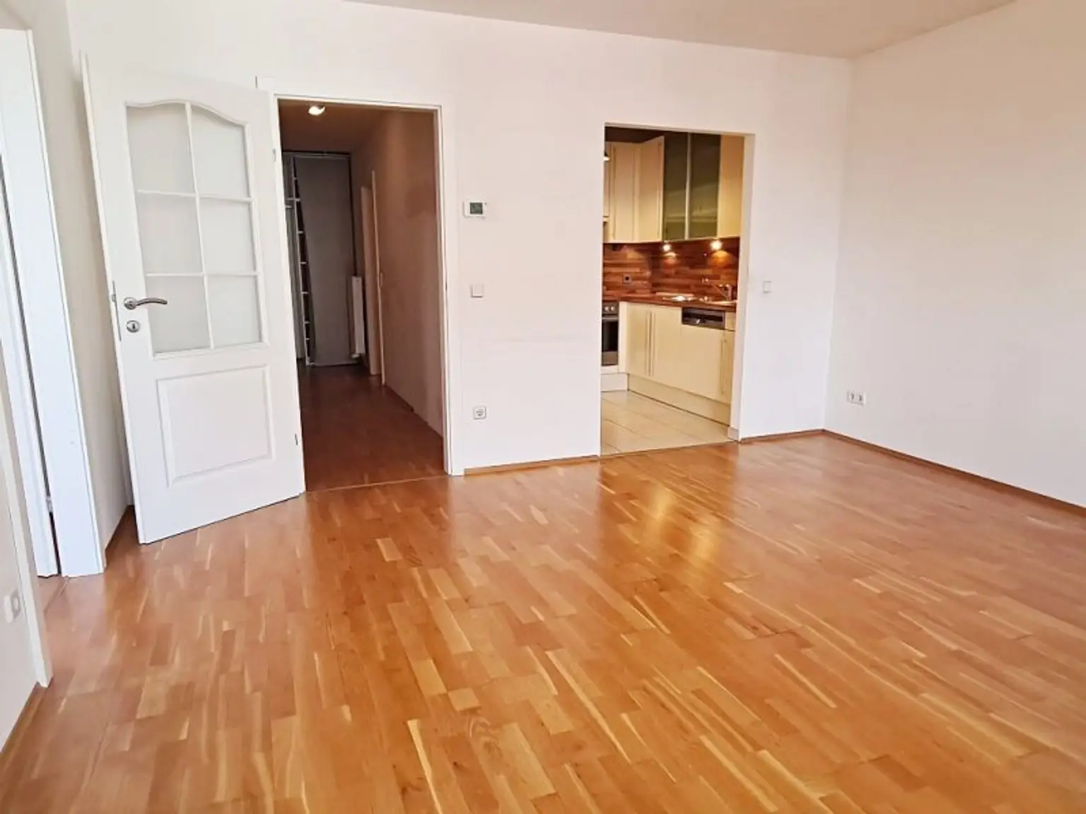 NASCHMARKT-NÄHE, 62 m2 Dachgeschoß, 2 Zimmer, Küche, Wannenbad, Parketten, U4-Nähe, Kettenbrückengasse