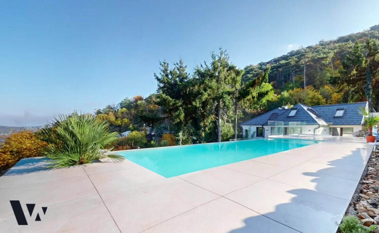 EINZIGARTIGE VILLA MIT INFINITY-POOL & BLICK ÜBER DIE DONAU
