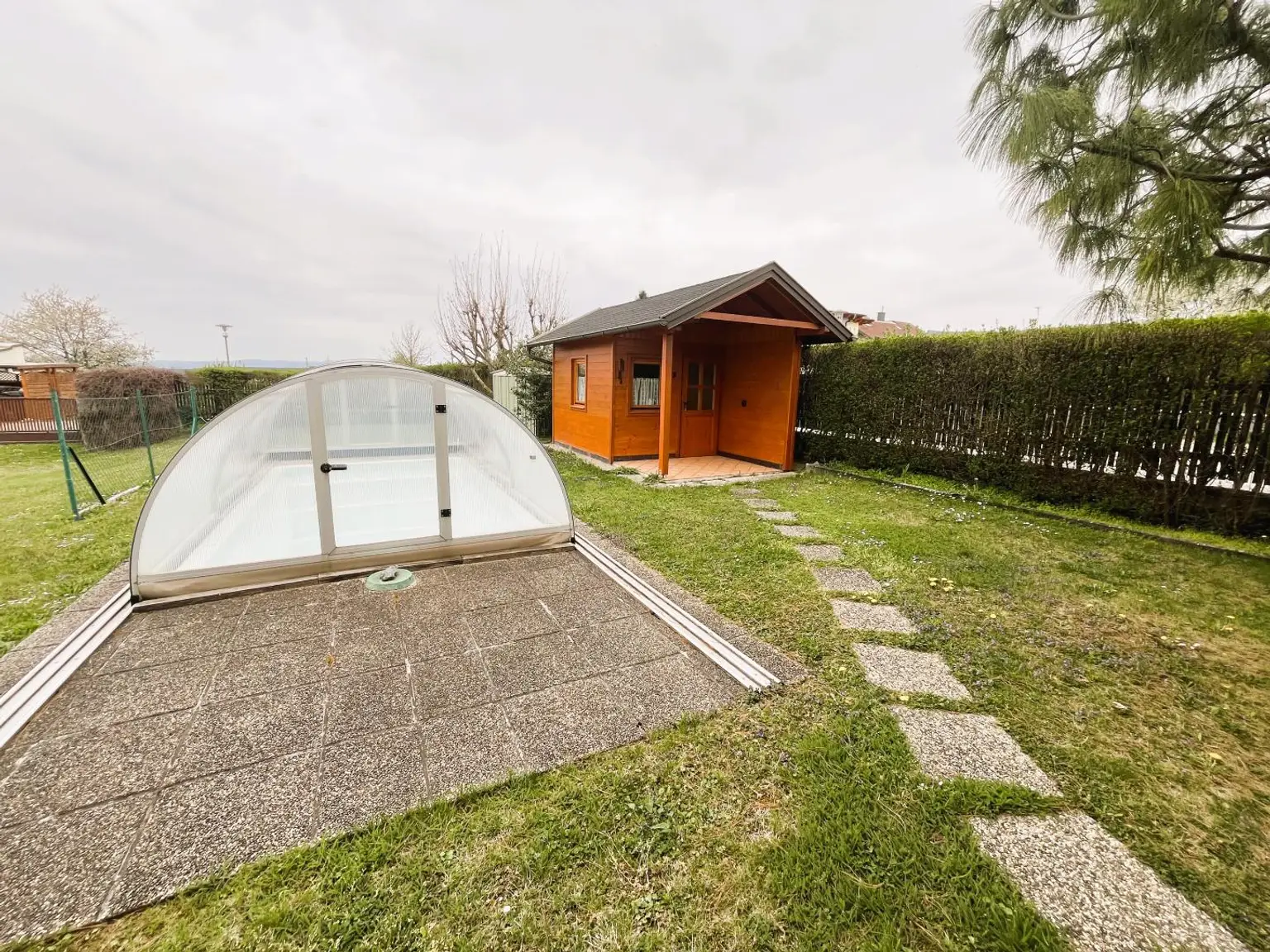 Garten mit Pool und Gartenhütte