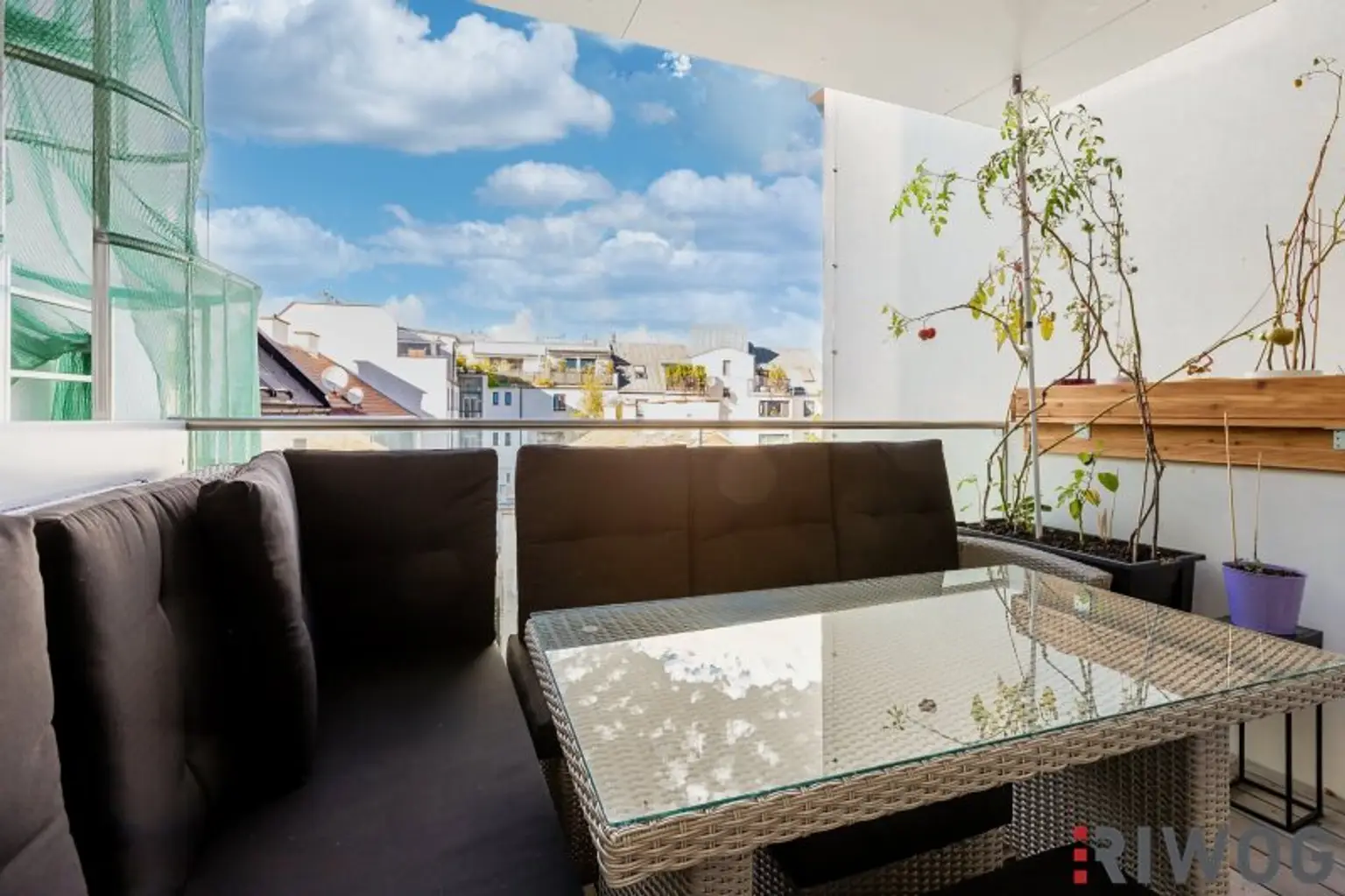 Altbau-Chic im Dachgeschoss | 3-Zimmer Balkonwohnung mit Klimaanlage und Fußbodenheizung