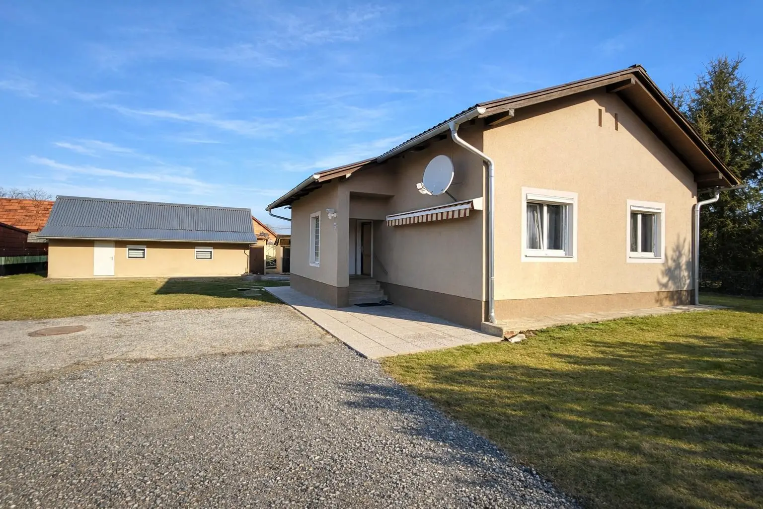 Haus mit Nebengebäude