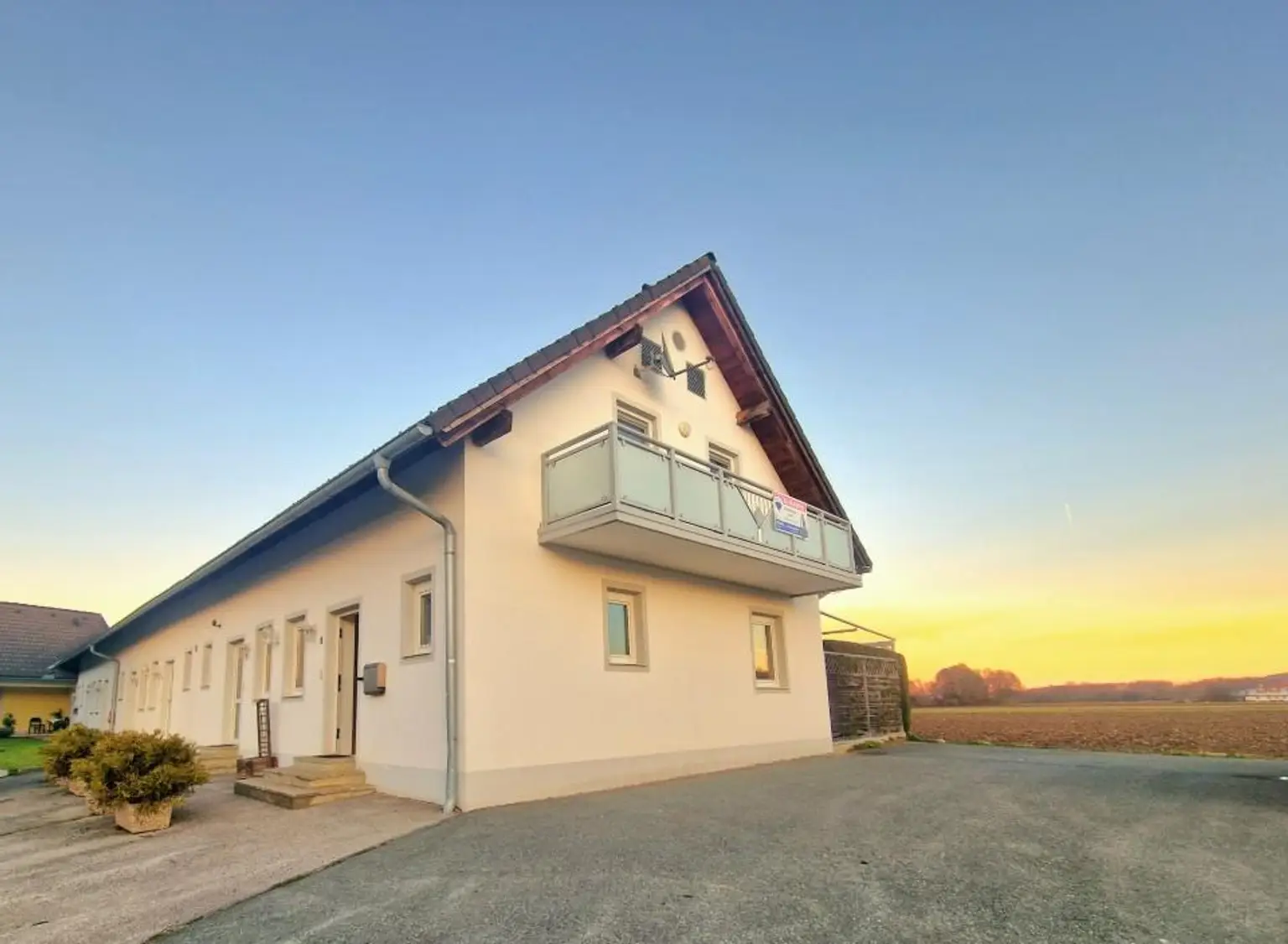 Golfer und Thermenliebhaber aufgepasst! Entzückende ruhige Terrassenwohnung mit Reihenhauscharakter.
