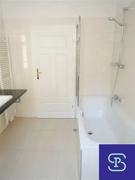 Provisionsfrei: Toprenovierter 85m² Altbau mit Einbauküche Nähe Mariahilfer Straße - 1060 Wien