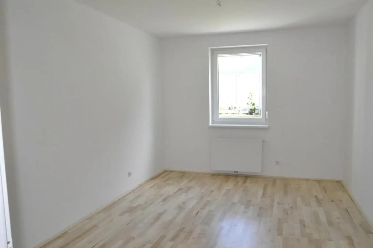 Moderne 4-Zimmer-Wohnung mit Eigengarten, in zentraler Lage und absoluter Seenähe!