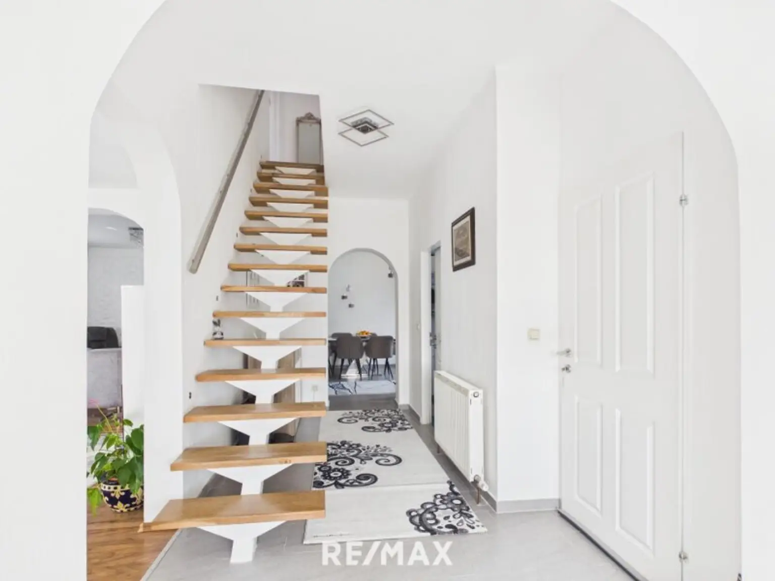 Vorraum EG + Stiegenaufgang ins OG