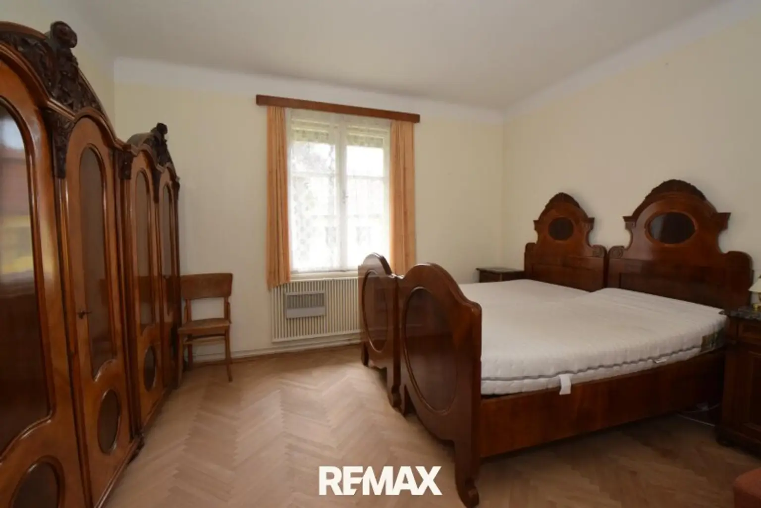 großes Zimmer im Obergeschoß