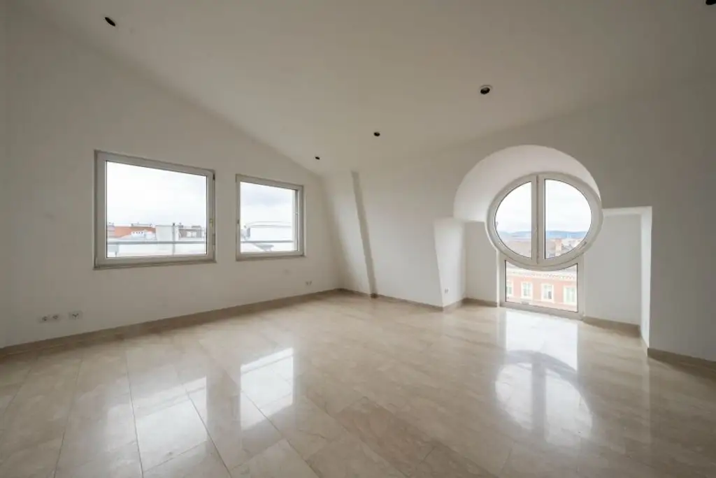 Großzügige Dachgeschoßwohnung in begehrten Wohnlage nahe dem Belvedere