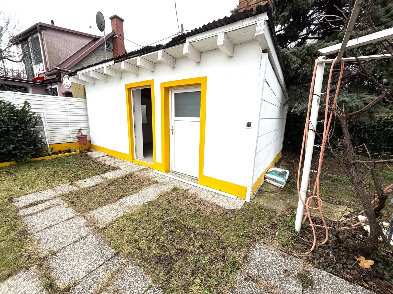 Nebengebäude mit Nassraum