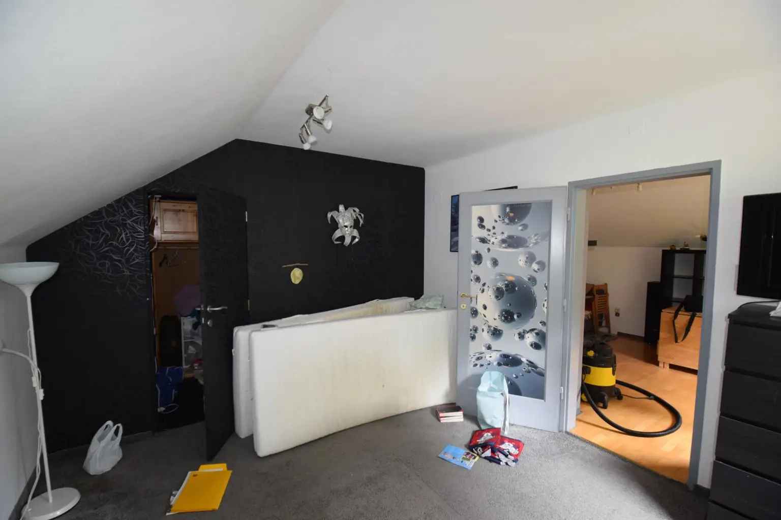 Zimmer mit Zugang zu begehbaren Kleiderschrank
