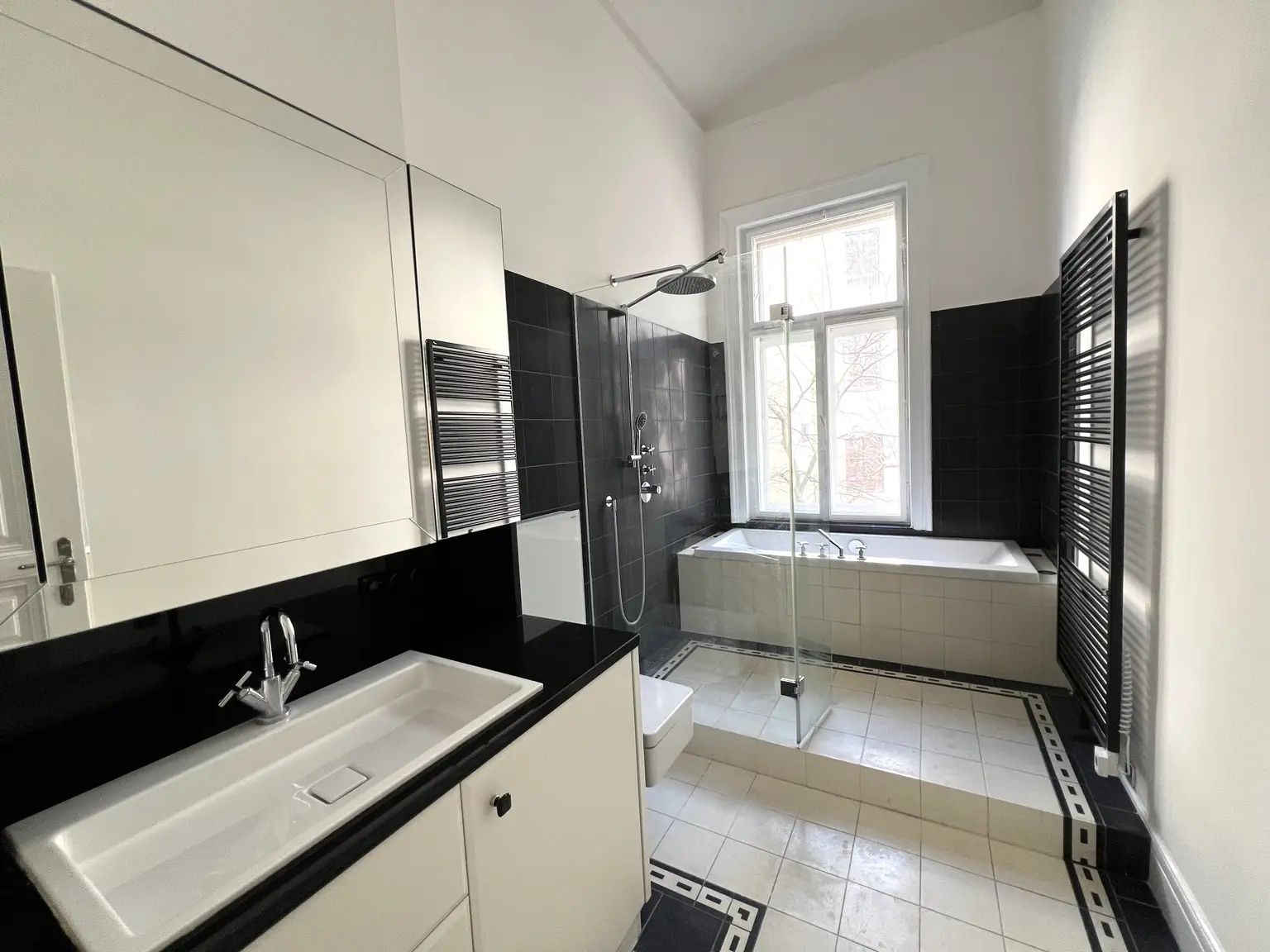 In Vorbereitung: Ansprechendes Apartment mit Terrasse und mit Blick in palais-artigen Garten / Exquisite apartment with terrace and view of the palatial garden