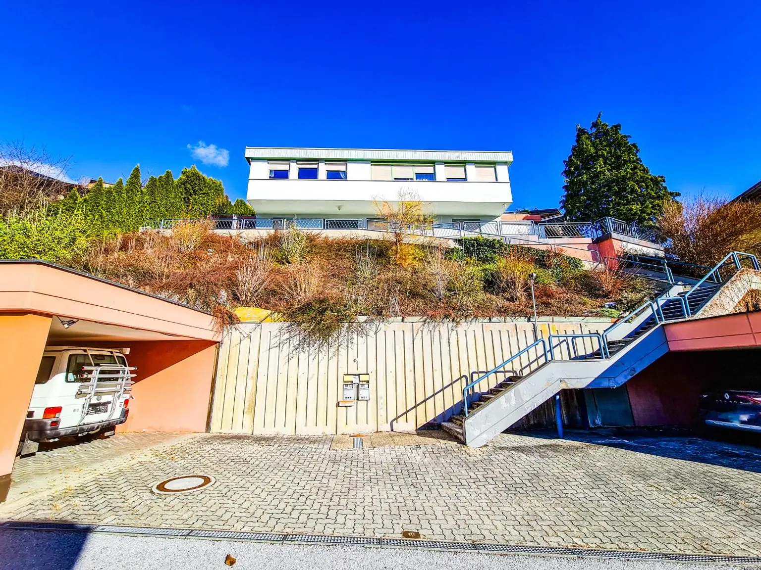 Doppelhaus mit 2 Wohneinheiten