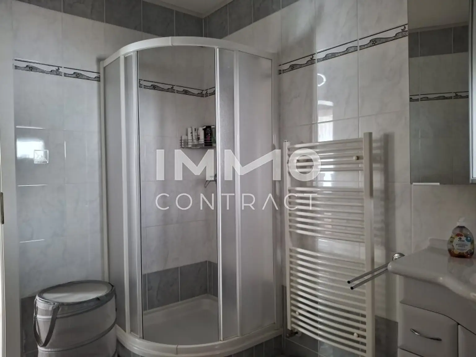 Badewanne mit extra Dusche